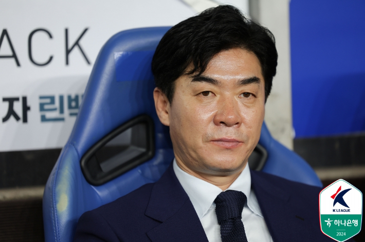 강원 윤정환 감독. 한국프로축구연맹