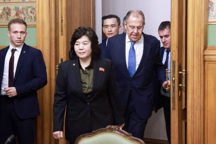 최선희 북한 외무상(가운데 왼쪽)과 세르게이 라브로프 러시아 외무장관. 연합뉴스