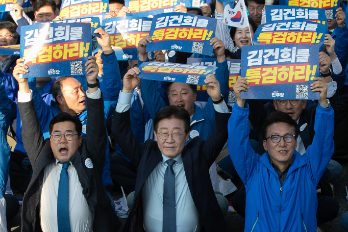 이재명 더불어민주당 대표가 2일 서울 중구 서울역 일대에서 열린 김건희 윤석열 국정농단 규탄·특검 촉구 국민행동의날 집회에서 구호를 외치고 있다. 연합뉴스