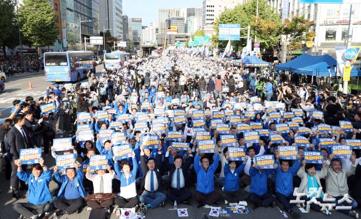 2일 오후 서울역 인근에서 열린 김건희·윤석열 국정농단 규탄·특검촉구 국민행동의 날에서 참석자들이 피켓을 들고 구호를 외치고 있다.