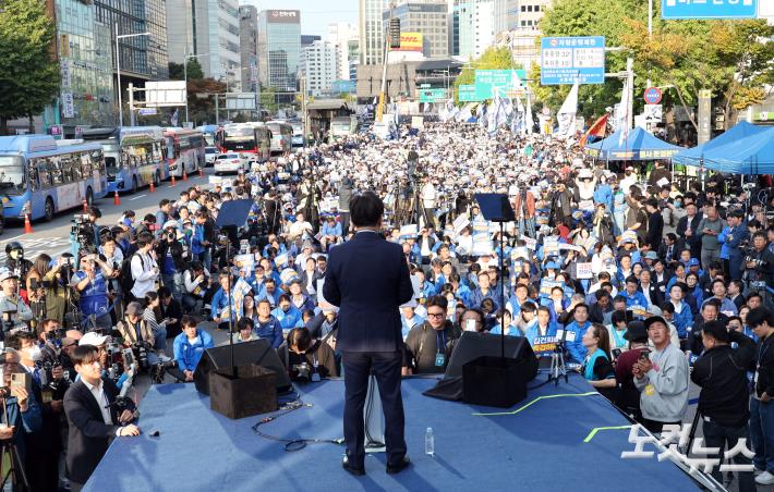 이재명 더불어민주당 대표가 2일 오후 서울역 인근에서 열린 김건희·윤석열 국정농단 규탄·특검촉구 국민행동의 날에서 연설을 하고 있다.