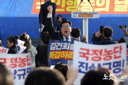 더불어민주당 박찬대 대표가 2일 서울 중구 서울역 인근에서 열린 김건희·윤석열 국정농단 규탄·특검촉구 국민행동의 날 장외투쟁에서 참석자들을 향해 손을 들어보이고 있다.