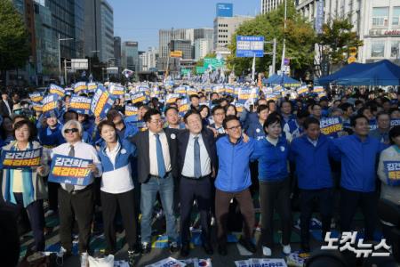 더불어민주당 이재명 대표가 2일 서울 중구 서울역 인근에서 열린 김건희·윤석열 국정농단 규탄·특검촉구 국민행동의 날 장외투쟁에서 박찬대 원내대표, 김민석 최고위원 등과 어깨동무를 하고 있다.