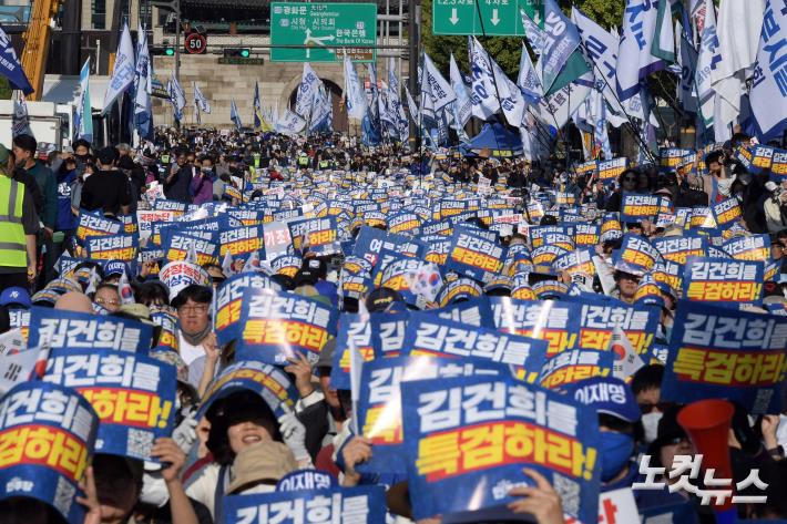 2일 서울 중구 서울역 인근에서 열린 김건희·윤석열 국정농단 규탄·특검촉구 국민행동의 날에 참석자들이 피켓을 들고 구호를 외치고 있다.