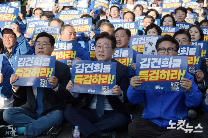 더불어민주당 이재명 대표가 2일 서울 중구 서울역 인근에서 열린 김건희·윤석열 국정농단 규탄·특검촉구 국민행동의 날 장외투쟁에서 박찬대 원내대표, 김민석 최고위원 등 참석자들과 피켓을 들어보이고 있다.