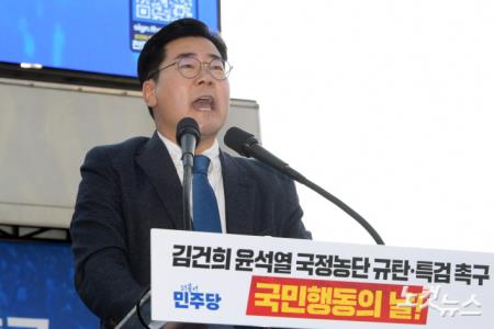 더불어민주당 박찬대 대표가 2일 서울 중구 서울역 인근에서 열린 김건희·윤석열 국정농단 규탄·특검촉구 국민행동의 날 장외투쟁에서 연설을 하고 있다.