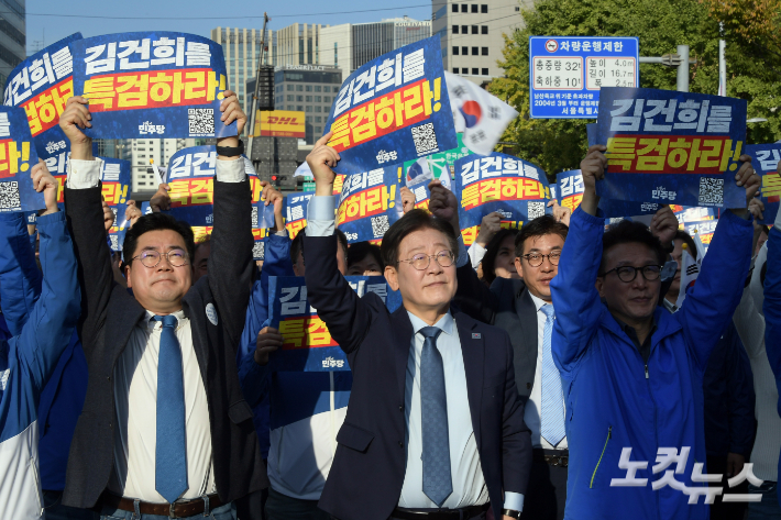 더불어민주당 이재명 대표가 2일 서울 중구 서울역 인근에서 열린 김건희·윤석열 국정농단 규탄·특검촉구 국민행동의 날 장외투쟁에서 박찬대 원내대표, 김민석 최고위원 등 참석자들과 피켓을 들어보이고 있다. 윤창원 기자