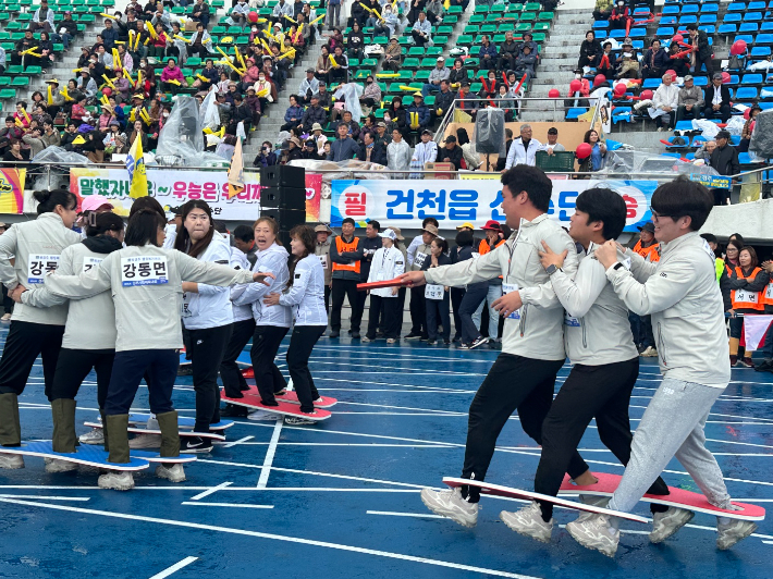 경주시민체육대회 3인2각 보드레이스 경기. 경주시 제공