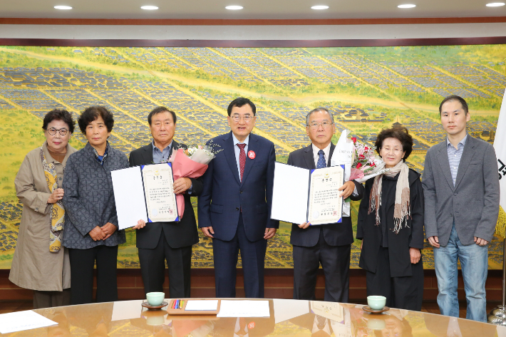 주낙영 경주시장이 6·25 전쟁 참전 중 무공을 세운 故김해현 중사 유족(왼쪽)과 故윤원도 상병 유족(오른쪽)에게 무공훈장과 훈장증, 기념패를 전수하고 있다. 경주시 제공