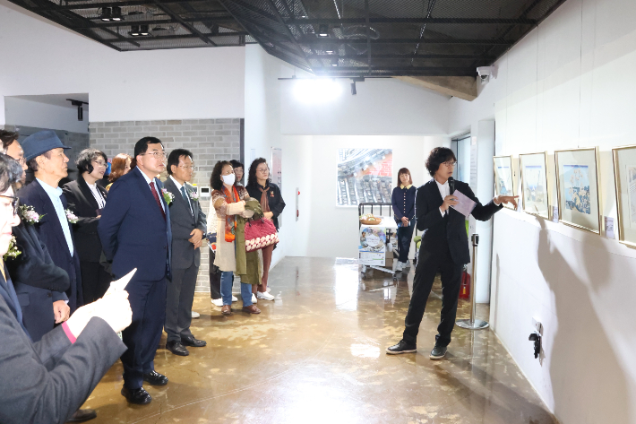 주낙영 시장이 주부산일본총영사관 관계자와 함께 가쓰시카 오쿠사이 우키요에 전시회를 관람하고 있다. 경주시 제공