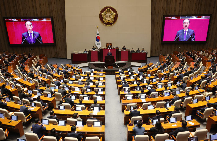 한덕수 국무총리가 4일 국회에서 열린 본회의에서 2025년도 예산안 및 기금운용계획안에 대한 시정연설을 하고 있다. 연합뉴스