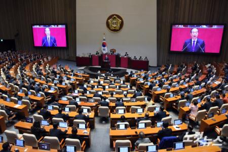 한덕수 국무총리가 4일 서울 여의도 국회에서 열린 제418회국회(정기회) 제11차 본회의에서 윤석열 대통령을 대신해 2025년도 예산안 및 기금운용계획안에 대한 정부 시정연설을 하고 있다.