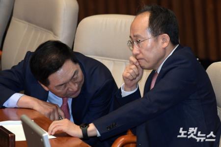 한덕수 국무총리가 4일 서울 여의도 국회에서 열린 제418회국회(정기회) 제11차 본회의에서 국민의힘 추경호 원내대표와 김기현 의원이 대화를 하고 있다.