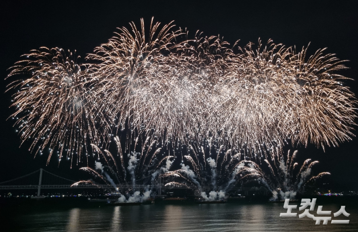 제18회 부산불꽃축제가 열린 부산 광안리해수욕장 밤하늘에 화려한 불꽃이 펼쳐지고 있다. 김혜민 기자