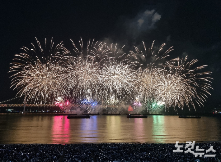 제18회 부산불꽃축제가 열린 부산 광안리해수욕장 일대. 환상적인 불꽃이 밤하늘을 수놓았다. 김혜민 기자