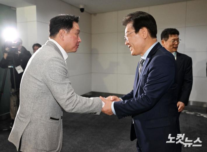 악수하는 이재명 더불어민주당 대표-최태원 SK그룹 회장