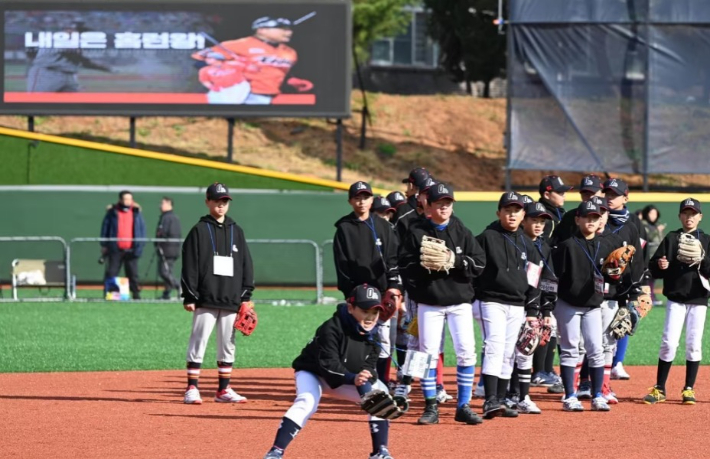 충남 홍성군 위치한 김태균 야구캠프에서 선수들이 훈련하는 모습. 홍성군 제공