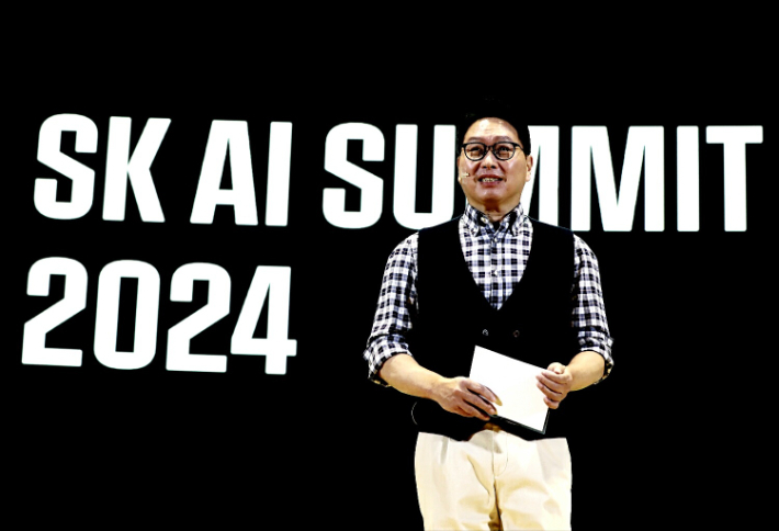  최태원 SK그룹 회장이 4일 서울 강남구 코엑스에서 열린 'SK AI 서밋(SUMMIT) 2024'에서 '함께하는 AI, 내일의 AI(AI together, AI tomorrow)'를 주제로 기조 연설을 하고 있다. SK 하이닉스 제공