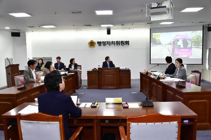 광주시의회 행정자치위원회 소속 시의원들이 4일 광주 관광공사의 시티 투어 및 광주 투어 버스의 총체적 부실 운영에 대해 질타하고 있다. 광주시의회 제공