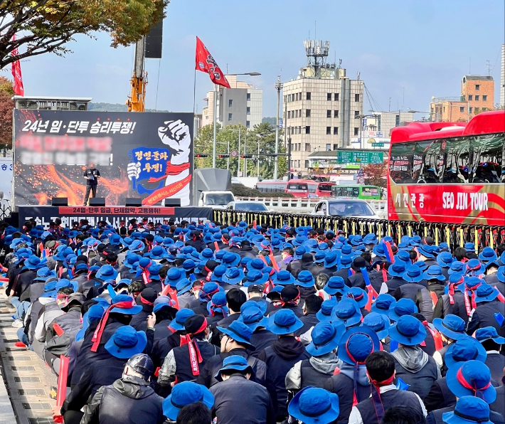 지난달 28일 현대트랜시스 노조원 등 1천여 명이 서울 서초구 현대차·기아 양재 사옥 앞 3개 차선을 막고 대형 집회를 여는 모습. 연합뉴스