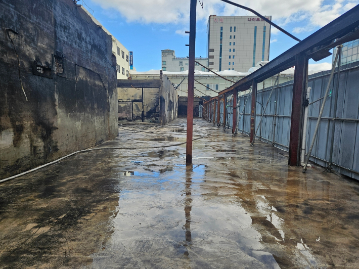 화재 피해로 인한 화재폐기물 정비작업이 완료된 마산어시장 청과시장. 창원시 제공