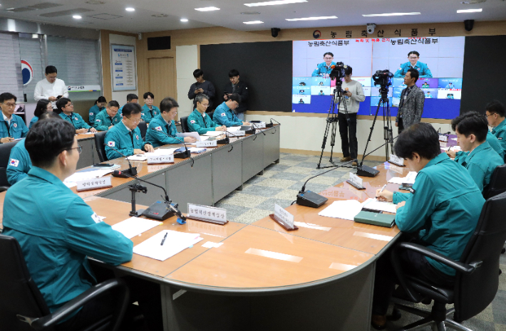 농림축산식품부 김종구 농업혁신정책실장이 4일 정부세종청사 농식품부 재해대책상황실에서 강원도 홍천군의 한 양돈농장에서 아프리카돼지열병(ASF)이 발생한 것과 관련, 중앙사고수습본부 회의를 열고 지자체 등 유관 기관과 대책을 논의하고 있다. 연합뉴스