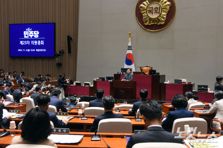 더불어민주당 박찬대 원내대표가 4일 서울 여의도 국회에서 한덕수 국무총리가 대독한 내년도 예산안 시정연설을 마치고 열린 의원총회서 발언을 하고 있다. 윤창원 기자