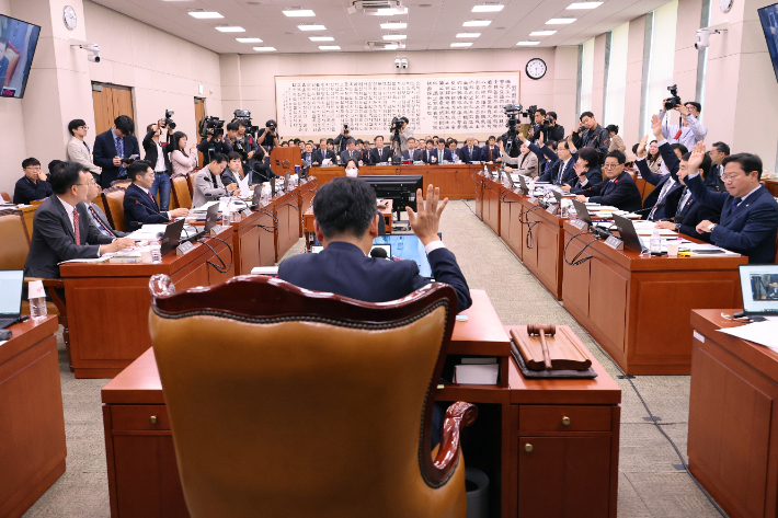 4일 오후 서울 여의도 국회에서 열린 법제사법위원회 전체회의에서 '윤석열 대통령 배우자 김건희의 주가조작 사건 등의 진상규명을 위한 특별검사 임명 등에 관한 법률안'이 표결을 거쳐 상정되고 있다. 연합뉴스