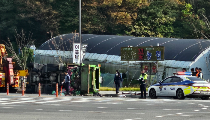 4일 오후 1시 40분쯤 광주 남구 임암동의 한 편도 3차선 도로에서 광주 광산구 시설관리공단 소속 미화원 A씨가 몰던 쓰레기차가 오른쪽으로 전도됐다. 독자 제공