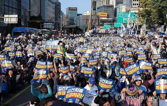 (서울=연합뉴스) 황광모 기자 = 2일 서울 중구 서울역 일대에서 더불어민주당 주최로 열린 김건희 윤석열 국정농단 규탄·특검 촉구 국민행동의날에서 참가자들이 '김건희를 특검하라!' 손팻말을 들어보이며 구호를 외치고 있다.  2024.11.2 hkmpooh@yna.co.kr 연합뉴스