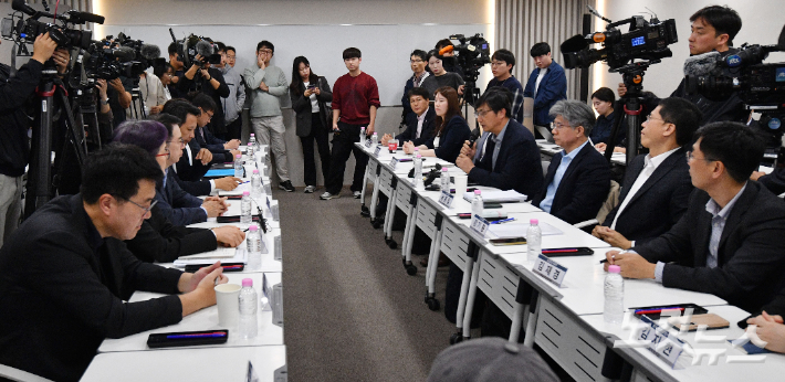 4일 오후 서울 중구 대한상공회의소 위조인스에서 열린 배달플랫폼-입점업체 상생협의체 제10차 회의에서 함윤식 배달의 민족 부사장이 모두발언을 하고 있다. 류영주 기자