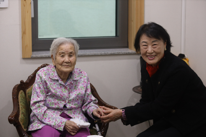 남분연 할머니(왼쪽)와 송준생씨의 손녀 송희순 여사(오른쪽)가 밀양 딸기를 주제로 이야기를 나누고 있다. 밀양시 제공