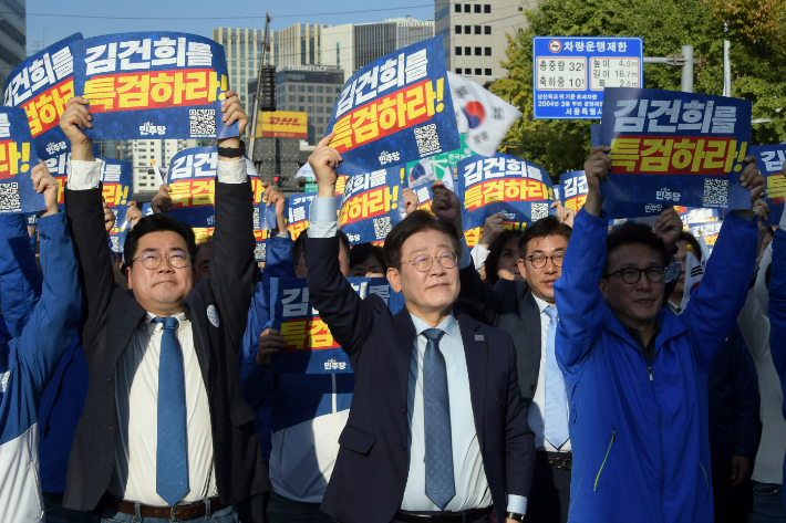 더불어민주당 이재명 대표가 2일 서울 중구 서울역 인근에서 열린 김건희·윤석열 국정농단 규탄·특검촉구 국민행동의 날 장외투쟁에서 박찬대 원내대표, 김민석 최고위원 등 참석자들과 피켓을 들어보이고 있다. 윤창원 기자