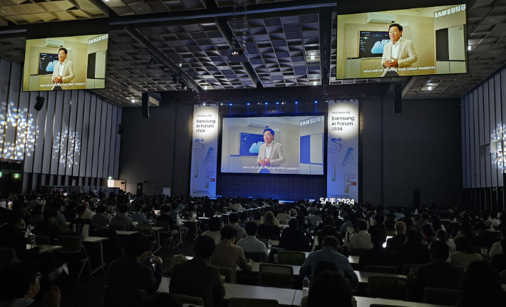 '삼성 AI 포럼 2024'에서 개회사를 하고 있는 삼성전자 한종희 대표이사 부회장. 삼성전자 제공