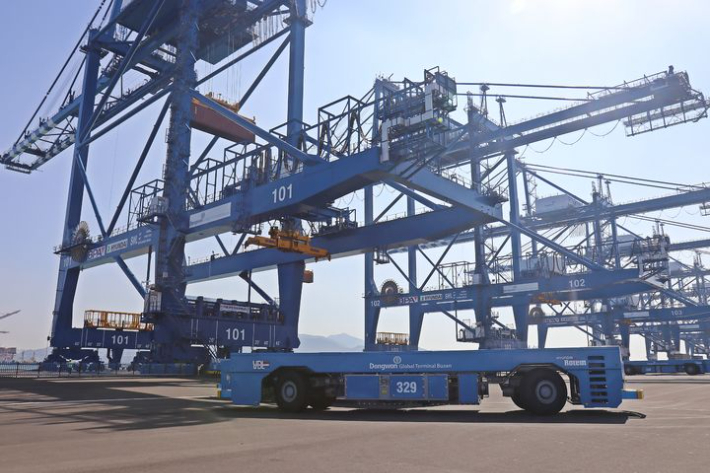 부산항 신항 서컨 2-5단계에 도입된 국산 하역장비인 컨테이너크레인. 부산항만공사 제공