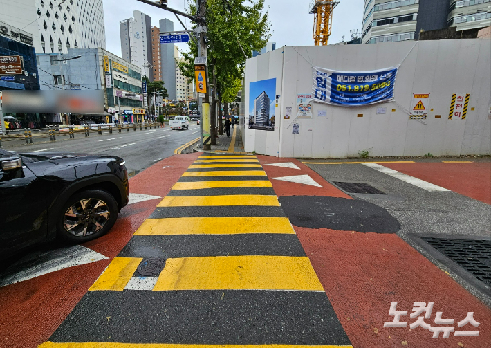 지난달 29일 보행자 사망사고가 난 어린이보호구역 내 횡단보도. 김혜민 기자 