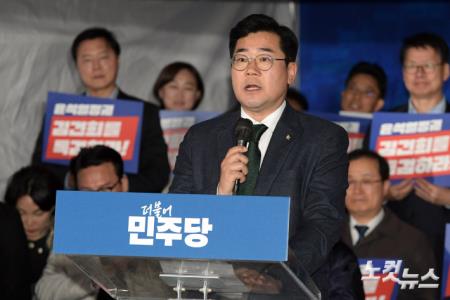 더불어민주당 박찬대 원내대표 등 의원들이 5일 서울 여의도 국회 본관 앞에서 열린 김건희 여사 특검법 관철을 위한 국회의원 비상행동 선포식에서 발언을 하고 있다.