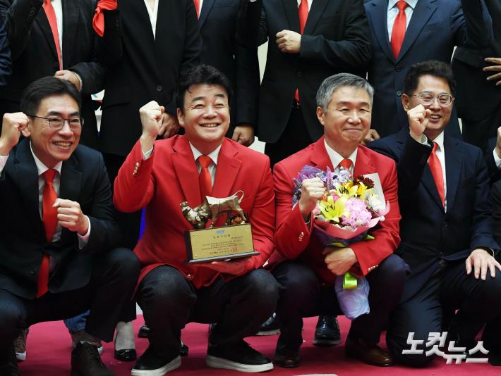 파이팅 외치는 더본코리아 백종원-강석원 대표이사