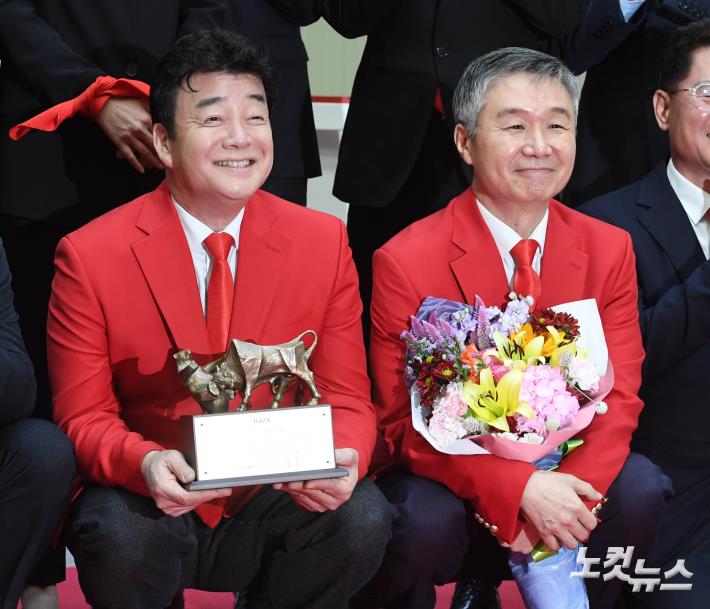 활짝 웃는 더본코리아 백종원-강석원 대표이사