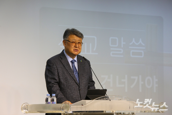 총회장 김종혁 목사가 '홍해를 건너가야 합니다'란 제목으로 설교를 전했다.