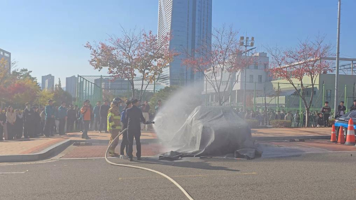 교통안전공단이 전기차 화재에 대비해 진화훈련을 실시하고 있다. 교통안전공단 제공 