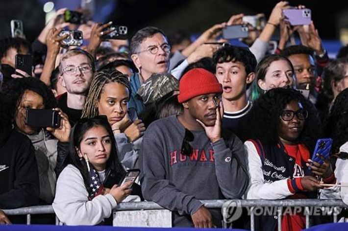 미국 대선 당일 밤 해리스 부통령 지지자들이 하워드대에 모여서 개표 결과를 지켜보고 있다. 연합뉴스