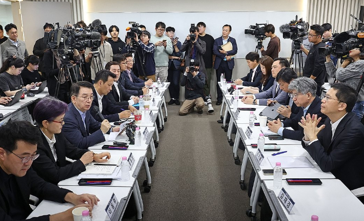 4일 오후 서울 중구 대한상공회의소에서 열린 배달플랫폼-입점업체 상생협의체 제10차 회의에서 이정희 협의체 위원장이  인사말을 하고 있다. 연합뉴스