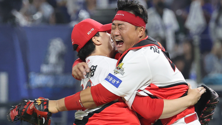 7년 만에 통합우승을 달성한 KIA의 포수 김태군과 투수 정해영이 얼싸안고 기뻐하고 있다. 연합뉴스