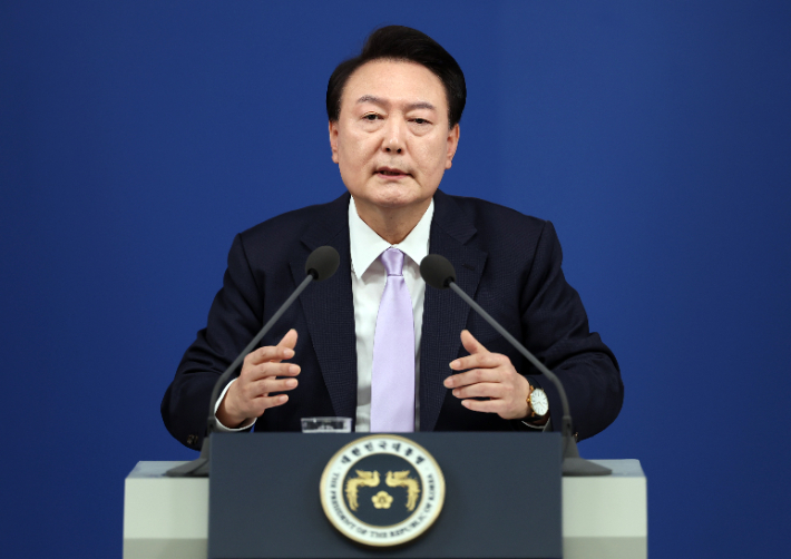 윤석열 대통령이 7일 오전 서울 용산 대통령실 청사 브리핑실에서 '대국민담화 및 기자회견'을 하고 있다. 연합뉴스