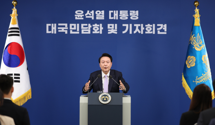 윤석열 대통령이 7일 오전 서울 용산 대통령실 청사 브리핑실에서 '대국민담화 및 기자회견'을 하고 있다. 연합뉴스