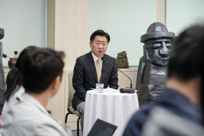 오영훈 제주지사가 7일 도청 소통회의실에서 기자단과 간담회를 갖고 있다. 제주도 제공