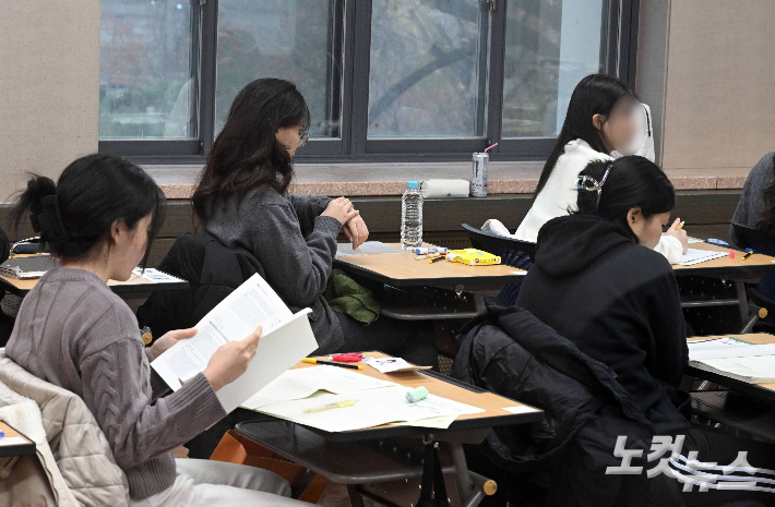 2024학년도 대학수학능력시험일인 16일 서울 중구 이화여자외국어고등학교에서 수험생이 시험 시작을 기다리고 있다. 사진공동취재단