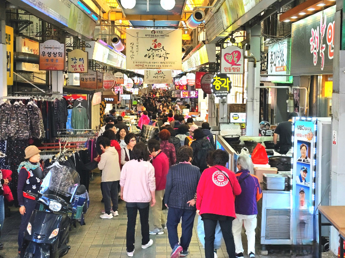 안동시가 운영중인 '전통시장 왔니껴 투어'가 성황을 이루고 있다. 안동시 제공