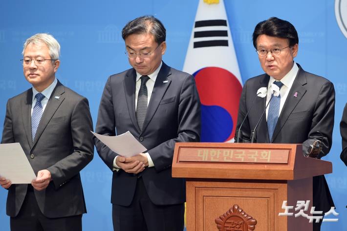 조국혁신당 황운하 원내대표와 의원들이 7일 서울 여의도 국회 소통관에서 윤석렬 대통령 담화 관련 기자회견을 하고 있다.